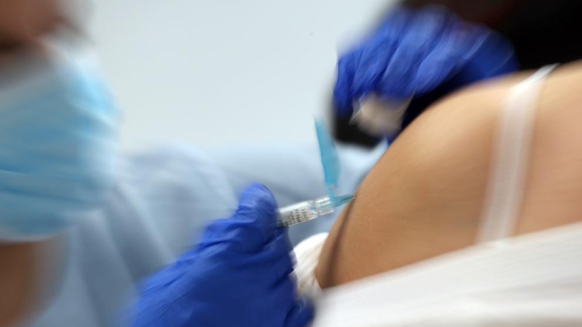 Imagen de archivo de una persona poniéndose una vacuna.