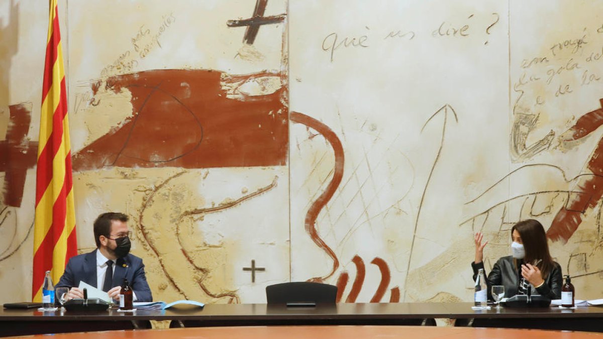 El vicepresidente de la Generalitat con funciones de presidente, Pere Aragonès, conversando con la consellera de Presidència en funciones, Meritxell Budó.