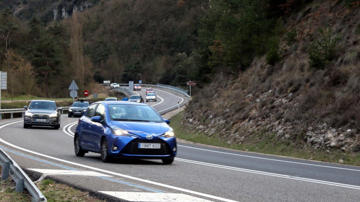 Tráfico de vehículos circulante por la C-16 en el Berguedà en dirección a la Cerdaña.