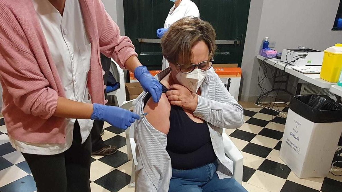 Una mujer recibe la vacuna en Roquetes.