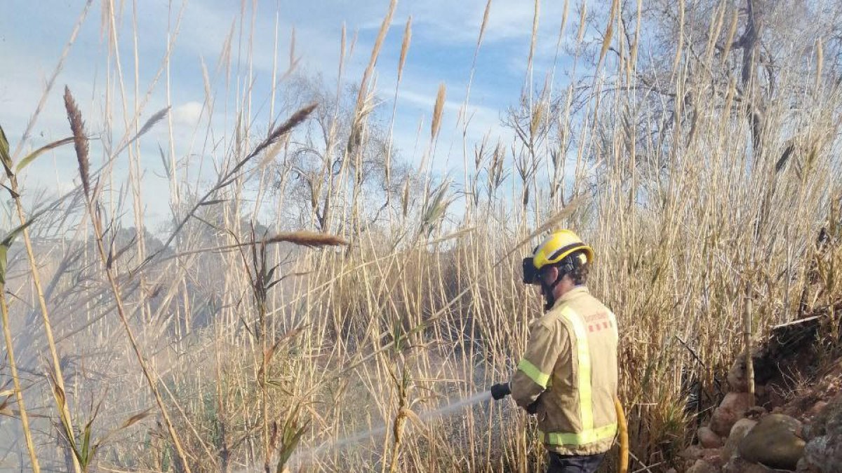 Imagen de archivo de un bombero sofocando un fuego.