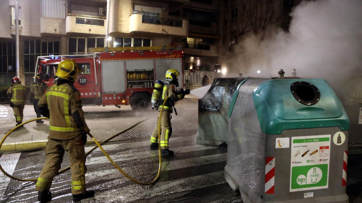 Una dotació dels Bombers apagant uns contenidors cremats a l'avinguda Catalunya de Tarragona.