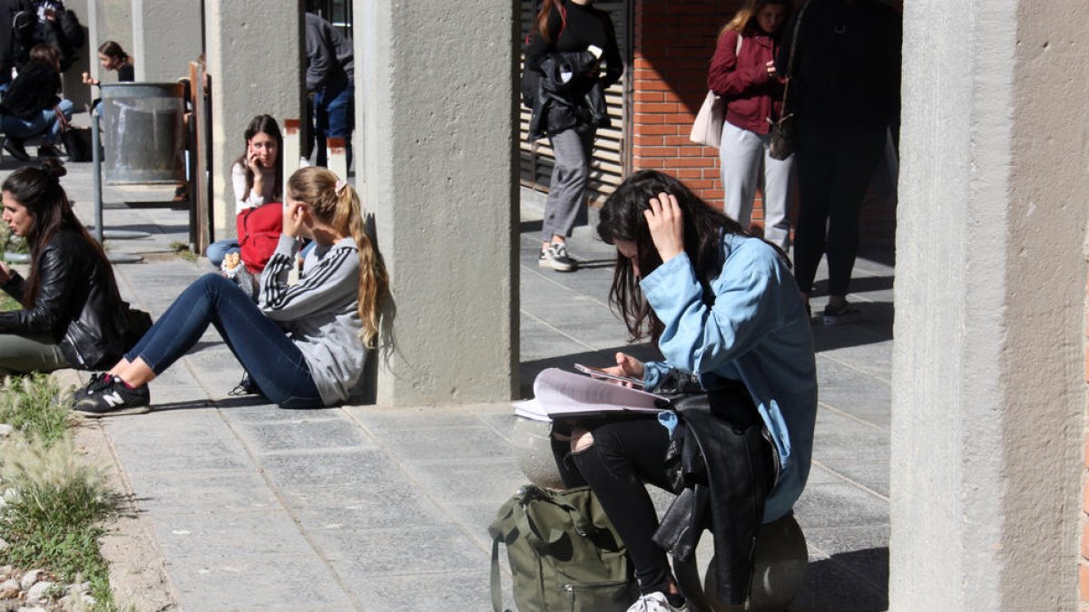 Pla general d'estudiants a la Facultat d'Educació del Campus Mundet de Barcelona.