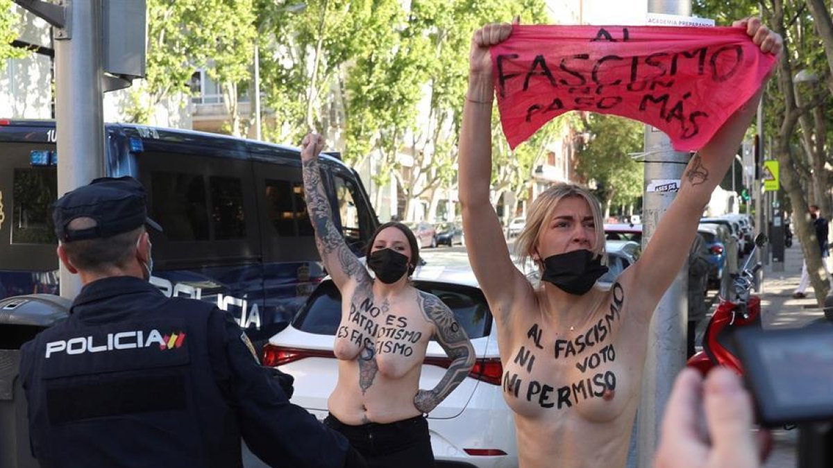 Imagen de las activistas protestando delante del colegio electoral.