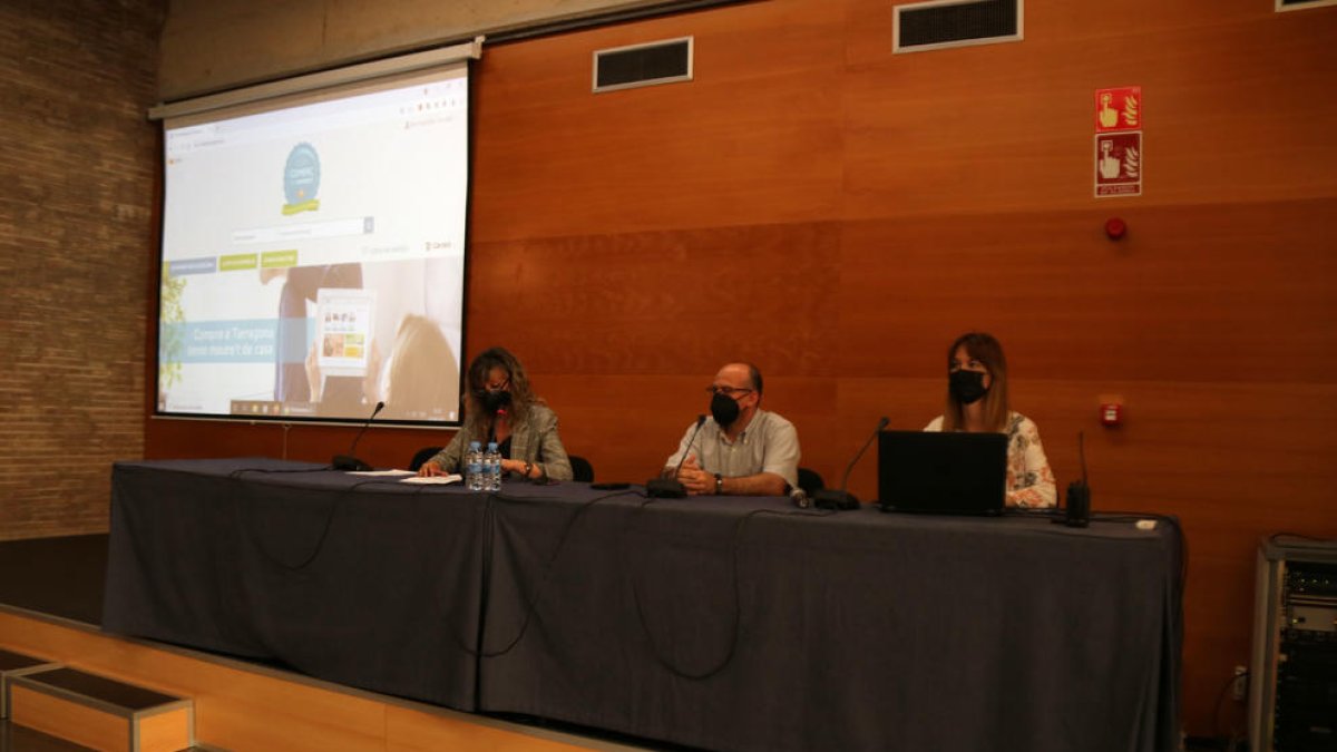 Pla general de la consellera de Comerç i presidenta de l'EMDET, María José López, acompanyada de tècnics.