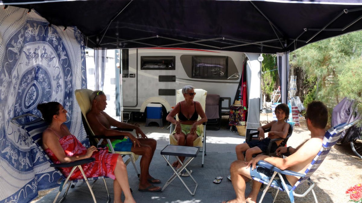 Una familia holandesa conversando sentados en su parcela en el camping Clarà de Torredembarra el pasado verano.