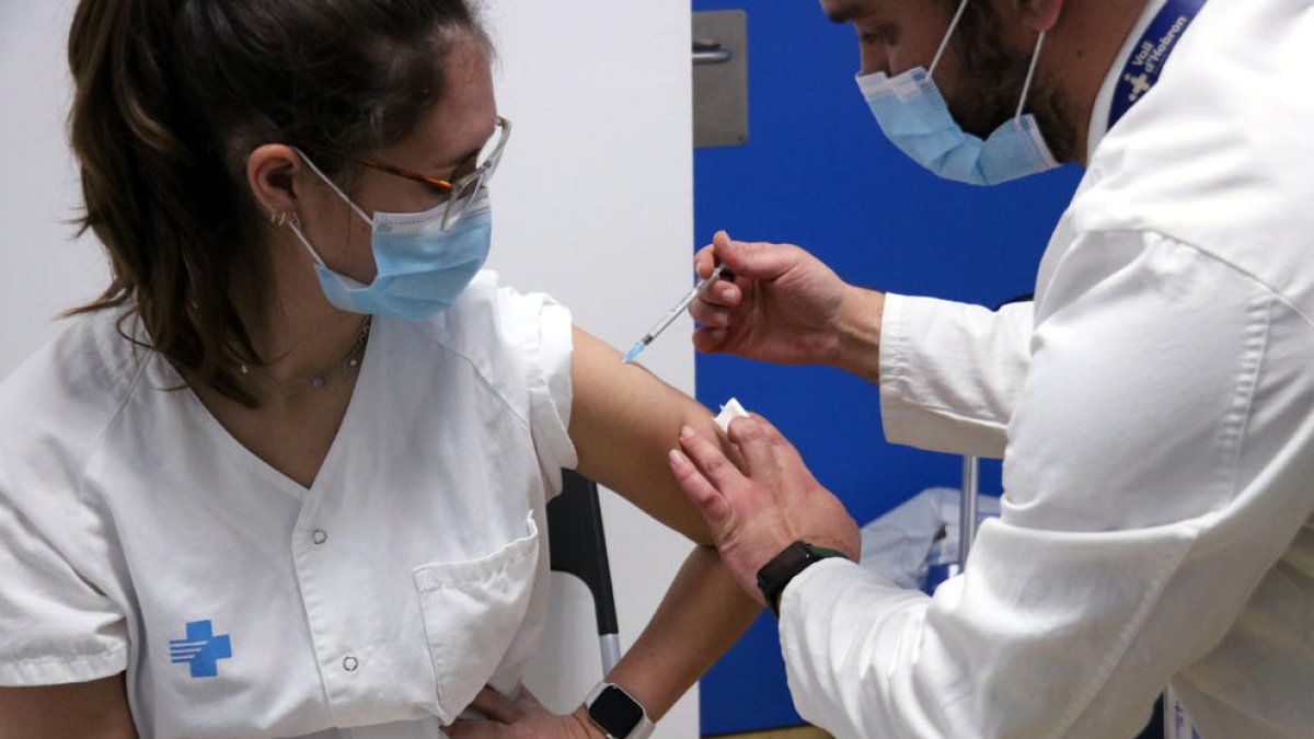 Vacunació a personal sanitari de l'Hospital de la Vall d'Hebron el dia de Reis.