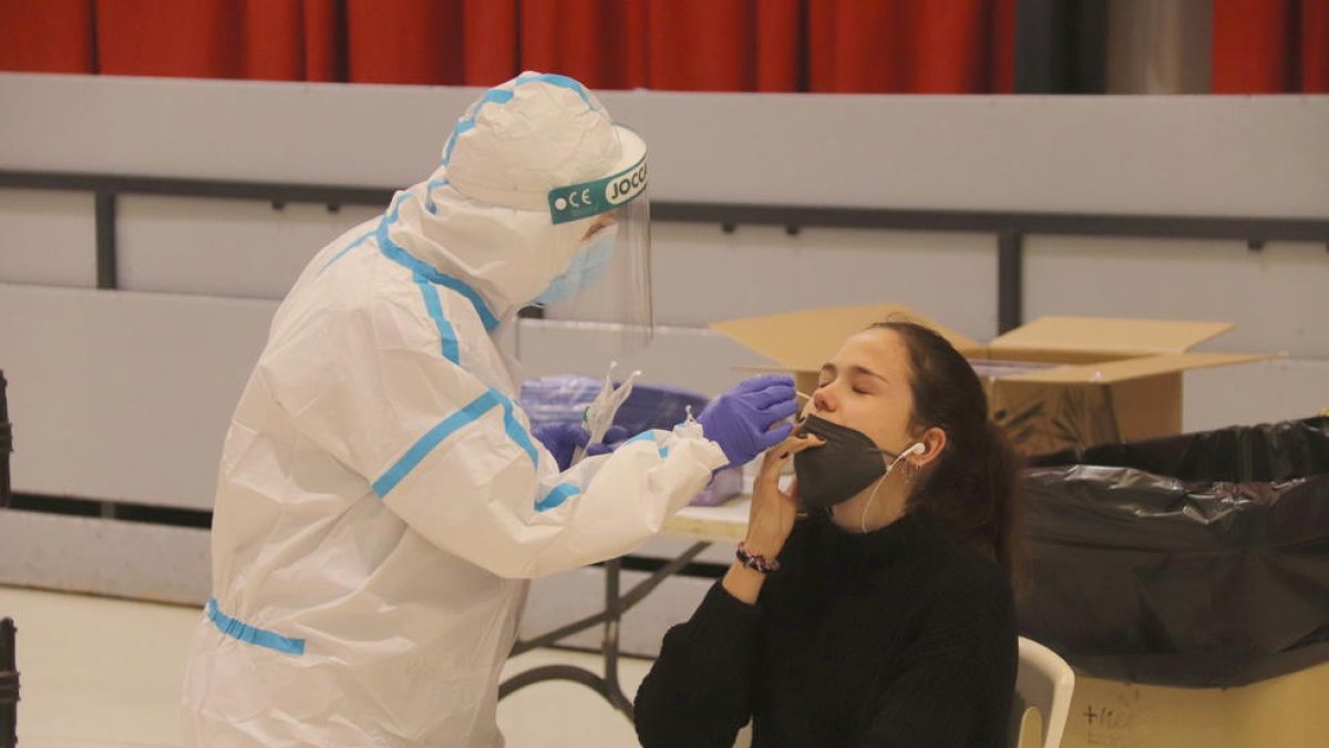 Una mujer haciéndose una prueba PCR en el cribado masivo de Montblanc.