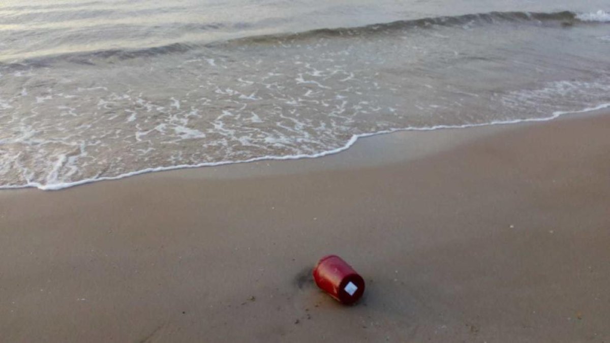Imagen de la urna en la arena de la playa Llarga.