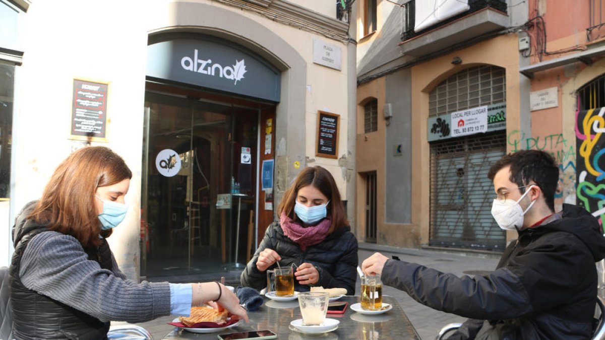 Un grupo de jóvenes en una terraza del bar l'Alzina de Manresa.