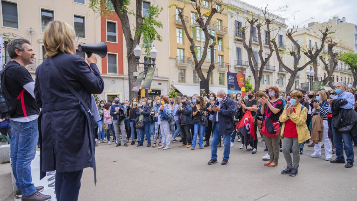 Els treballadors del banc durant la protesta a la Rambla Nova de Tarragona.