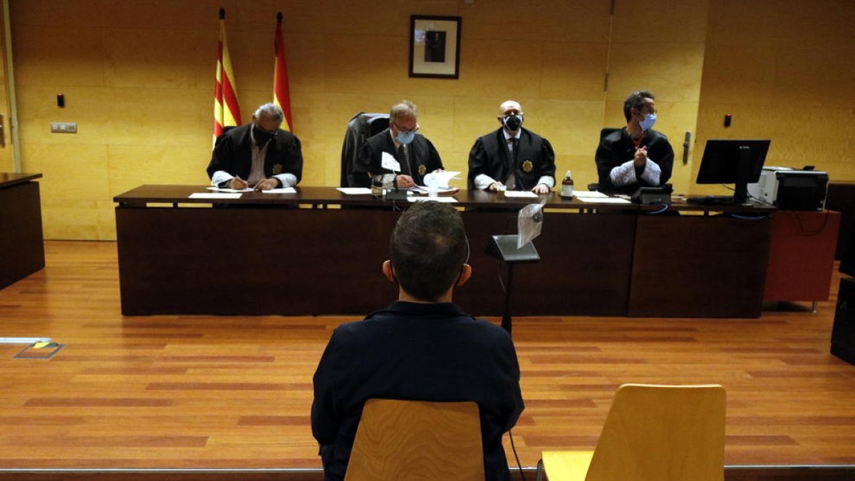 L'acusat d'abusar sexualment d'una menor a la Bisbal d'Empordà durant el judici.