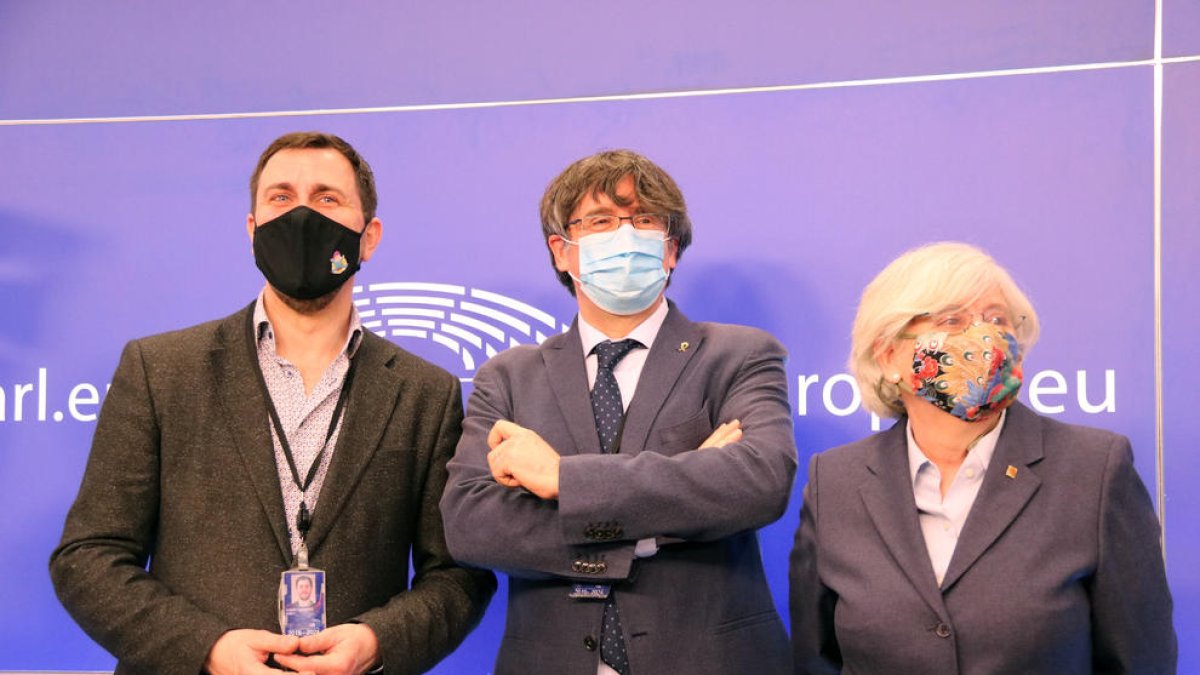 Plano medio de los eurodiputados de JxCat Carles Puigdemont, Toni Comín y Clara Ponsatí.