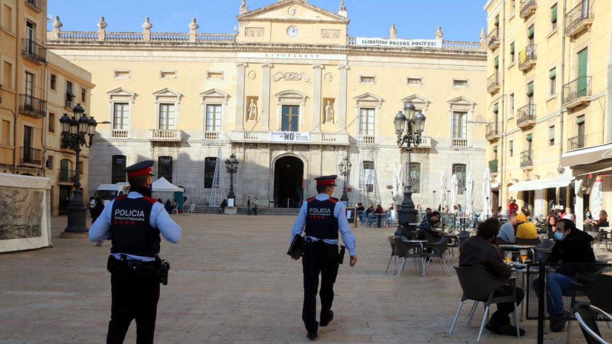 Una patrulla de los Mossos d'Esquadra en la plaza de la Font de Tarragona para hacer tareas de control e información.