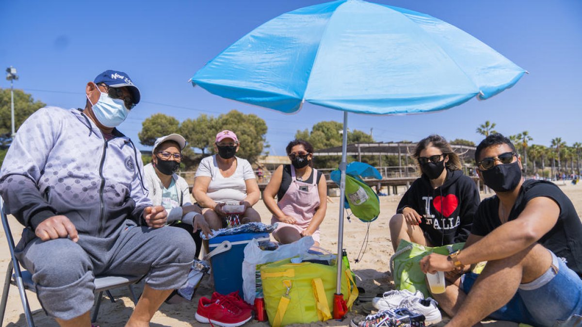 Anderson González (dreta) passant el Dilluns de Pasqua amb els familiars més propers i aprofitant el bon temps a la platja de l'Arrabassada de Tarragona.