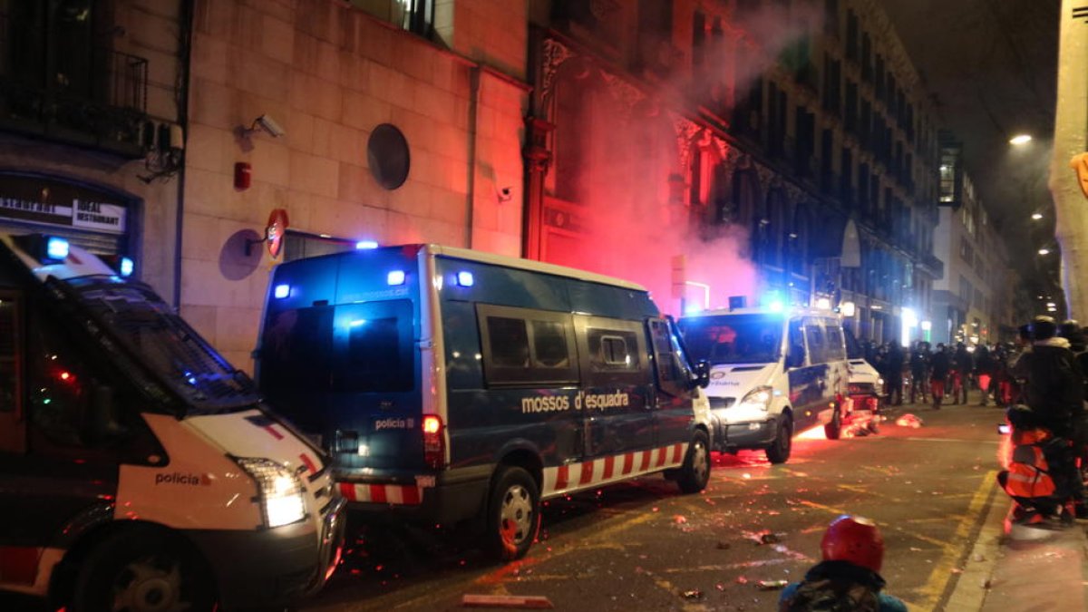 Les furgonetes dels Mossos d'Esquadra a la Rambla de Barcelona, on s'ha produït diversos aldarulls després de la manifestació.