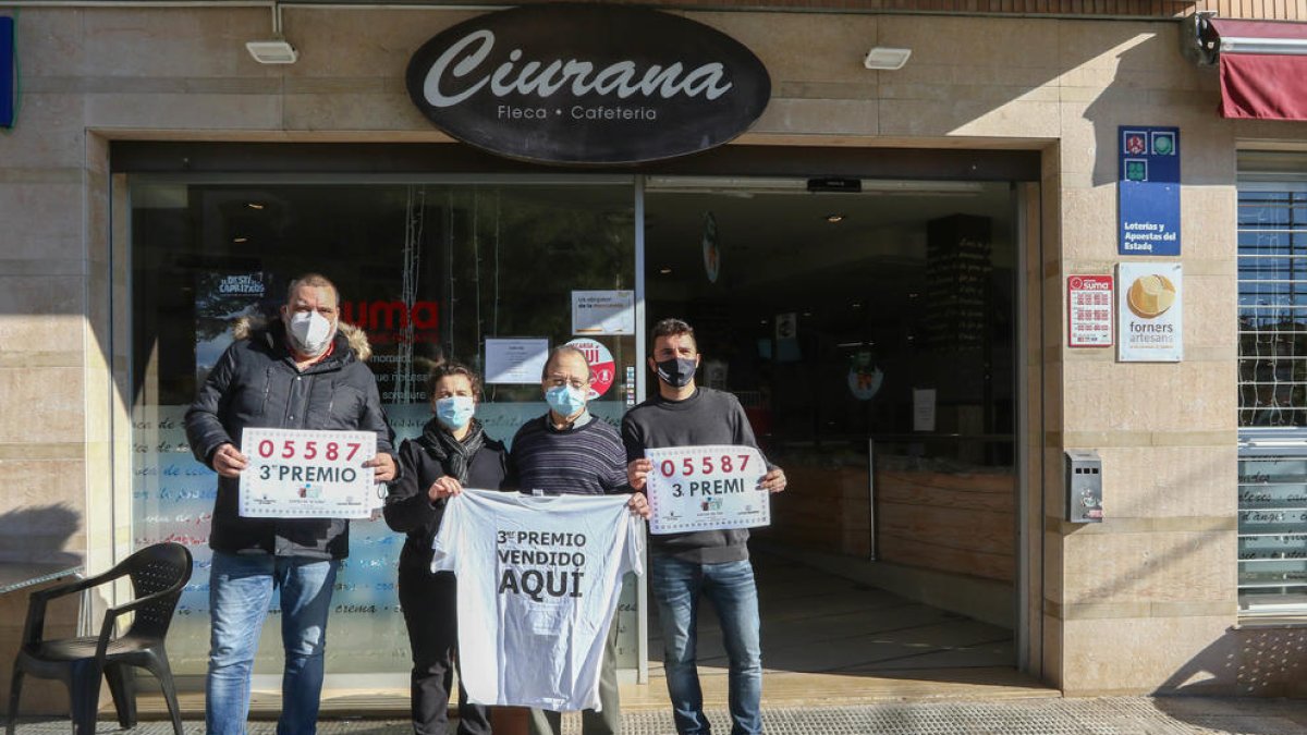 Els propietaris del Forn Casa Ciurana, que comercialitza loteria des de fa un any i mig.