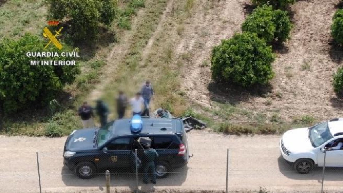 La Guardia Civil, en el momento de la detención.