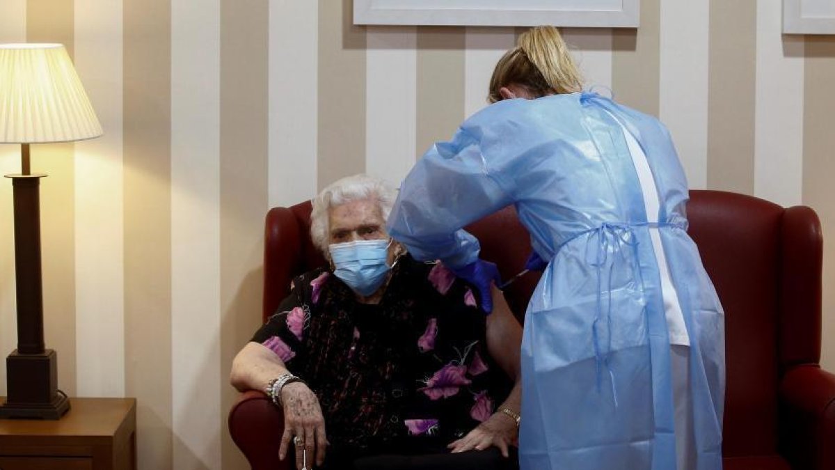 Una anciana vacunant-se, en una imatge d'arxiu.