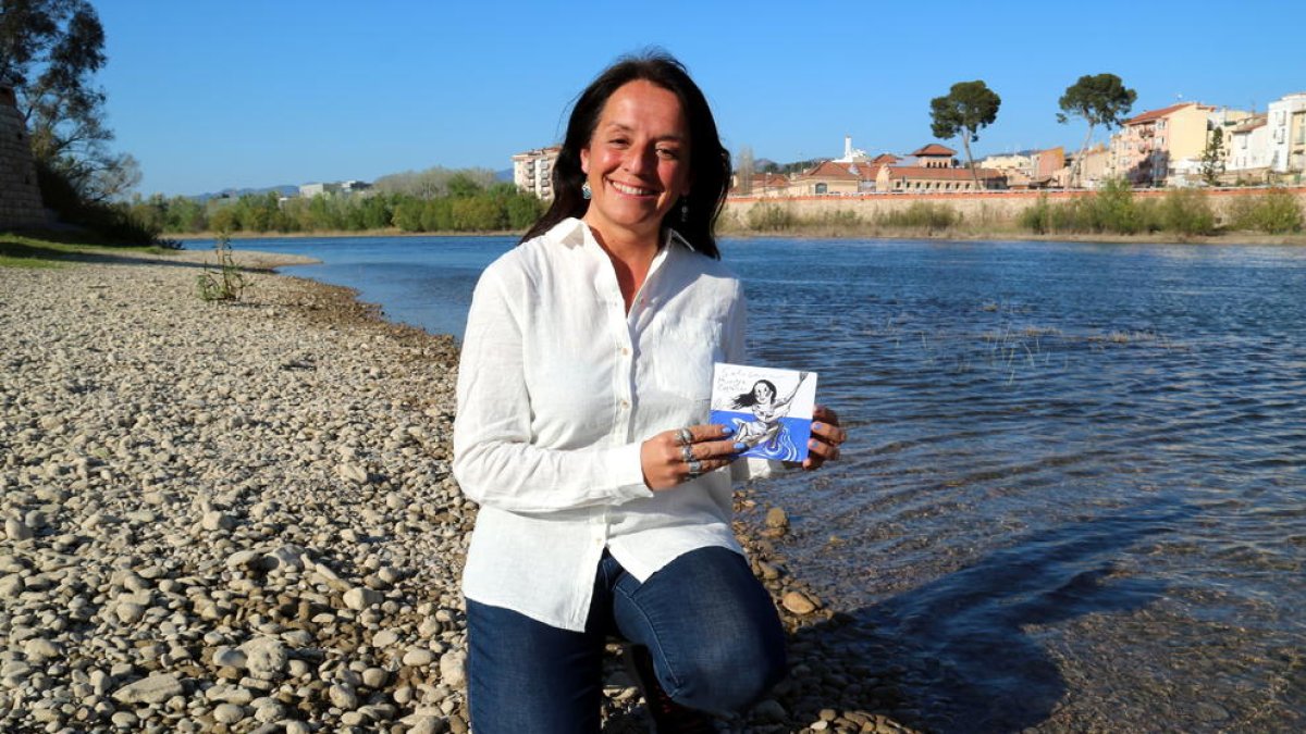 Montse Castellà con su nuevo disco delante del río Ebro a su paso por Tortosa.