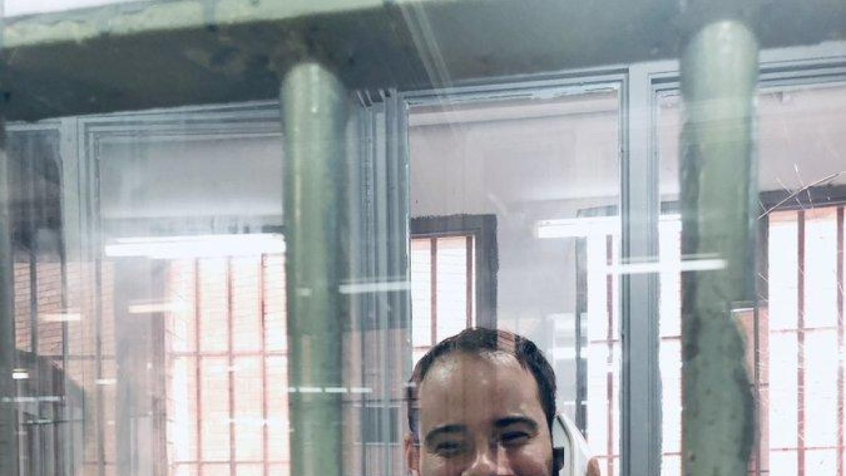 El rapero Pablo Hasel hablando a través de un teléfono en una de las cabinas de visita de la prisión de Ponent