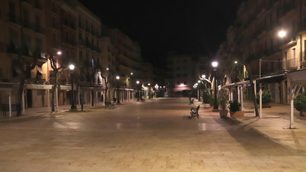 La plaza de la Font de Tarragona, vacía poco después de las diez de la noche, momento en que ha entrado en vigor el toque de queda.