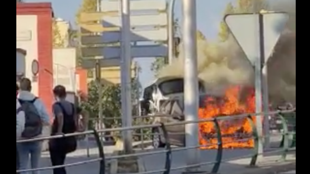 Imagen del vehículo incendiado en la avenida de Andorra de Tarragona.