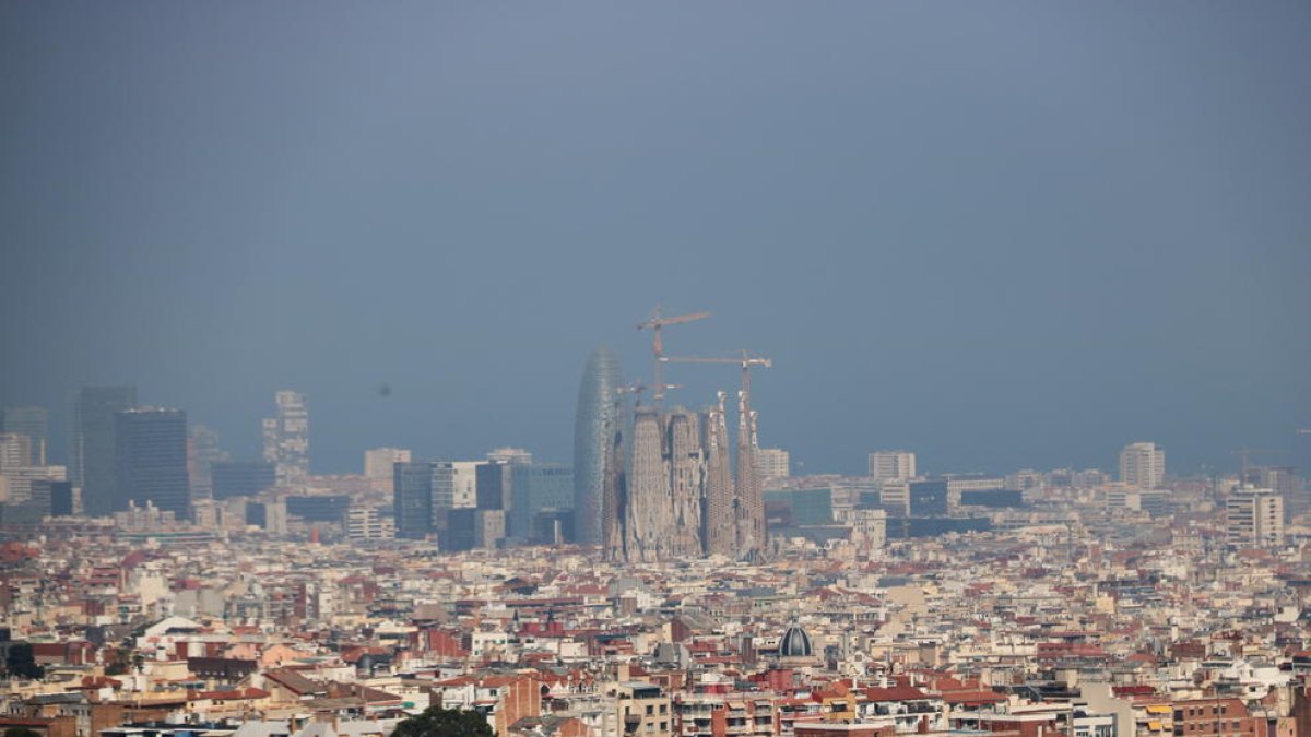 Barcelona amb la Sagrada Família amb boira per pol·lució al fons després que s'hagi declarat l'episodi per alta contaminació per partícules a Catalunya.