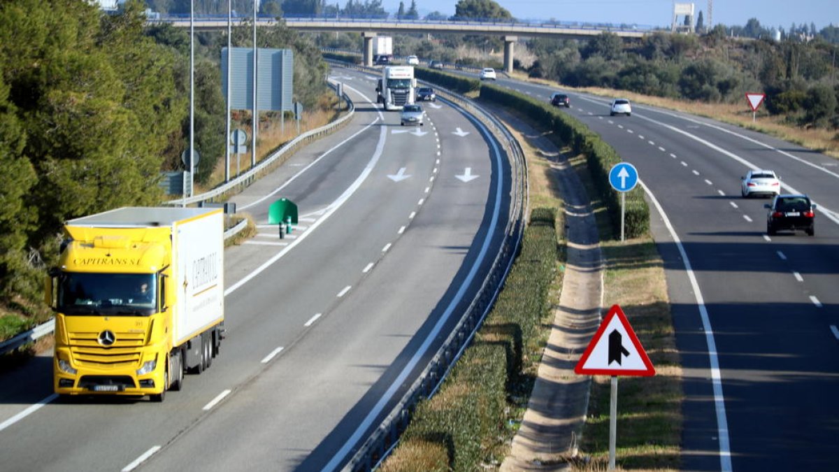 Imatge d'arxiu de vehicles transitant l'AP-7 a la zona del Baix Ebre.