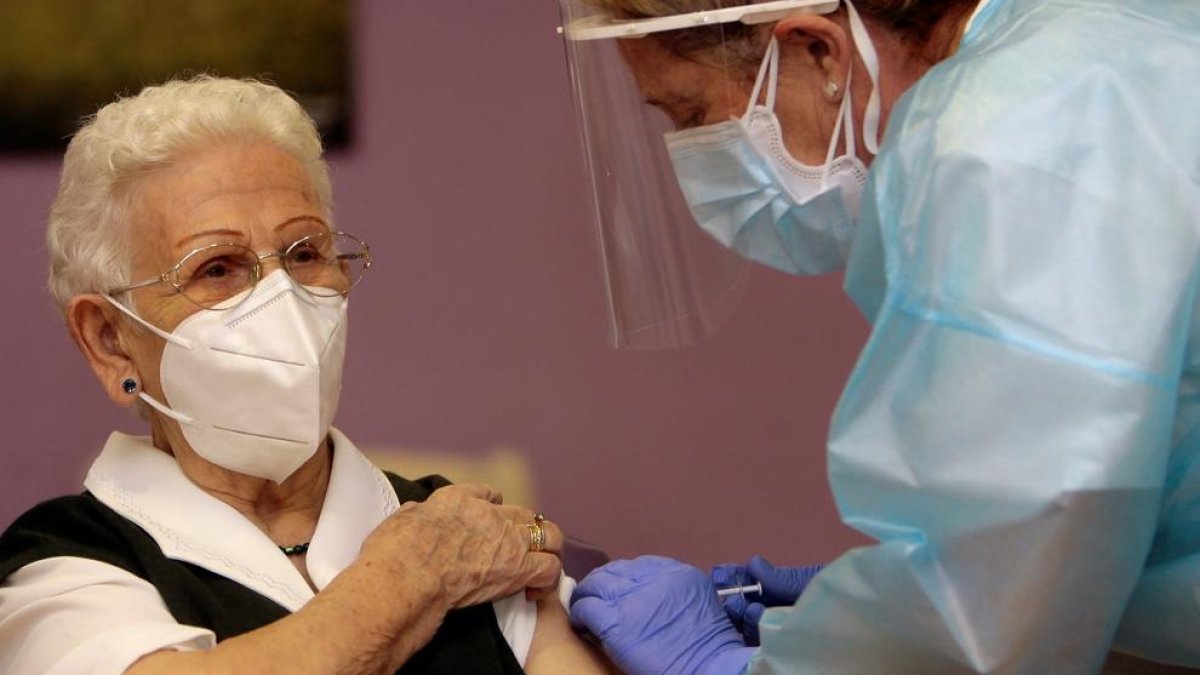 Imatge de la primera dona en vacunar-se contra la Covid-19 a Espanya