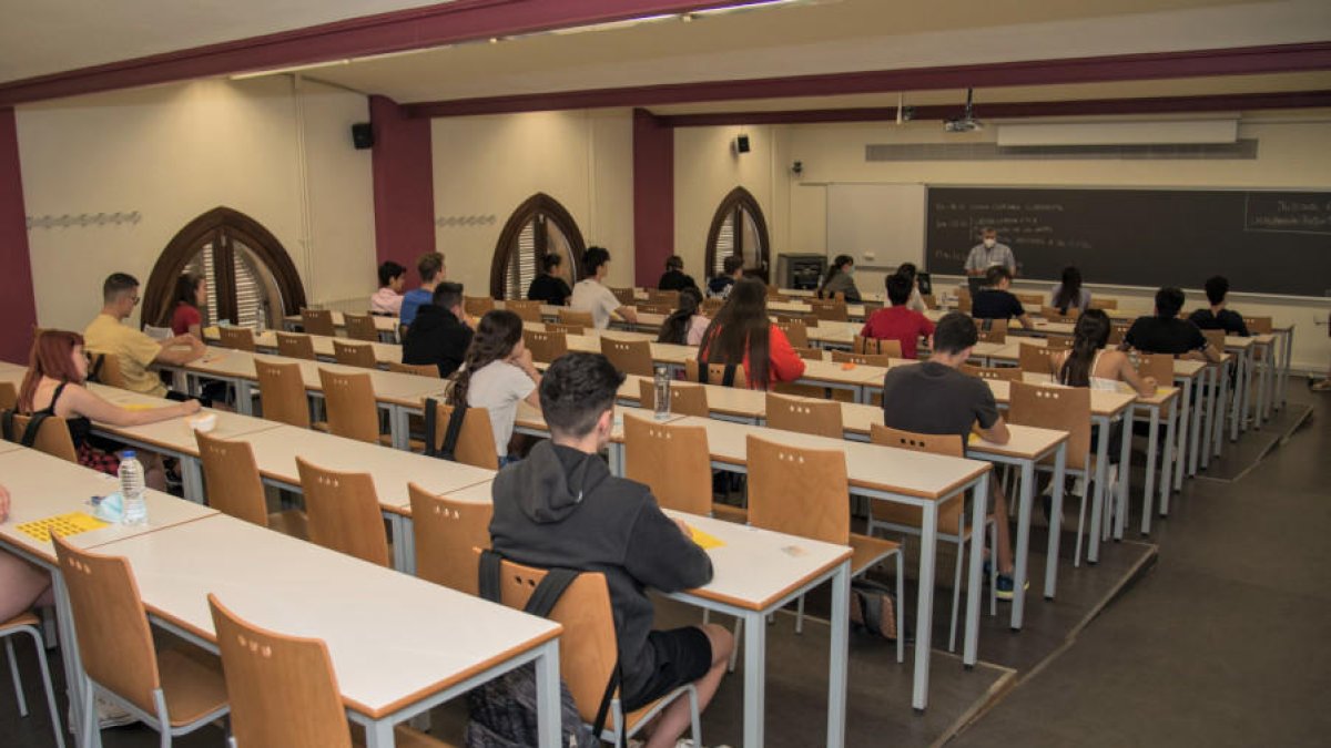 Imatge d'arxiu d'una aula on es van fer les PAU el curs passat.