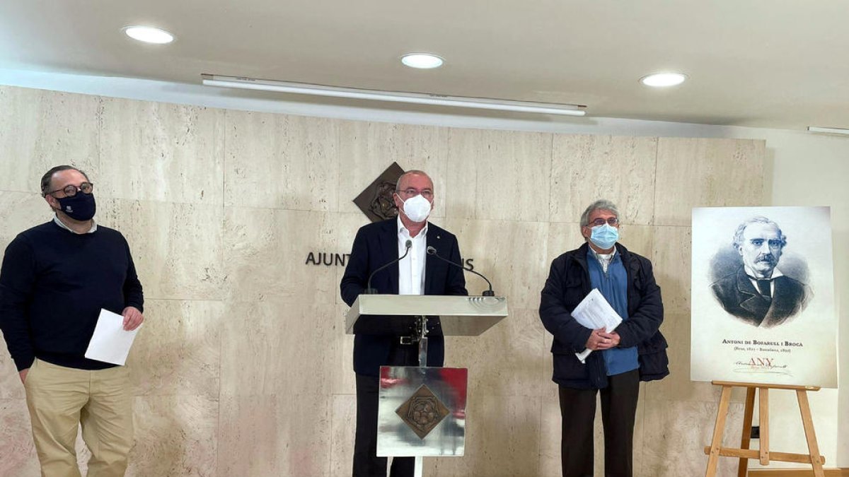 El alcalde de Reus, Carles Pellicer, y los concejales presentando el programa de actos del Año Bofarull 2021.