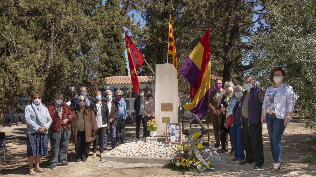 El homenaje se ha hecho delante del monumento conmemorativo de las víctimas que hay en el cementerio.