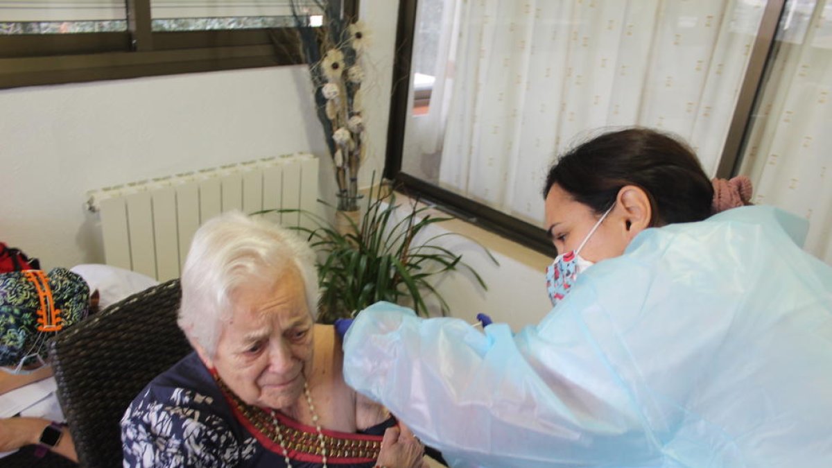 Esperanza Caldentey recibiendo la vacuna.