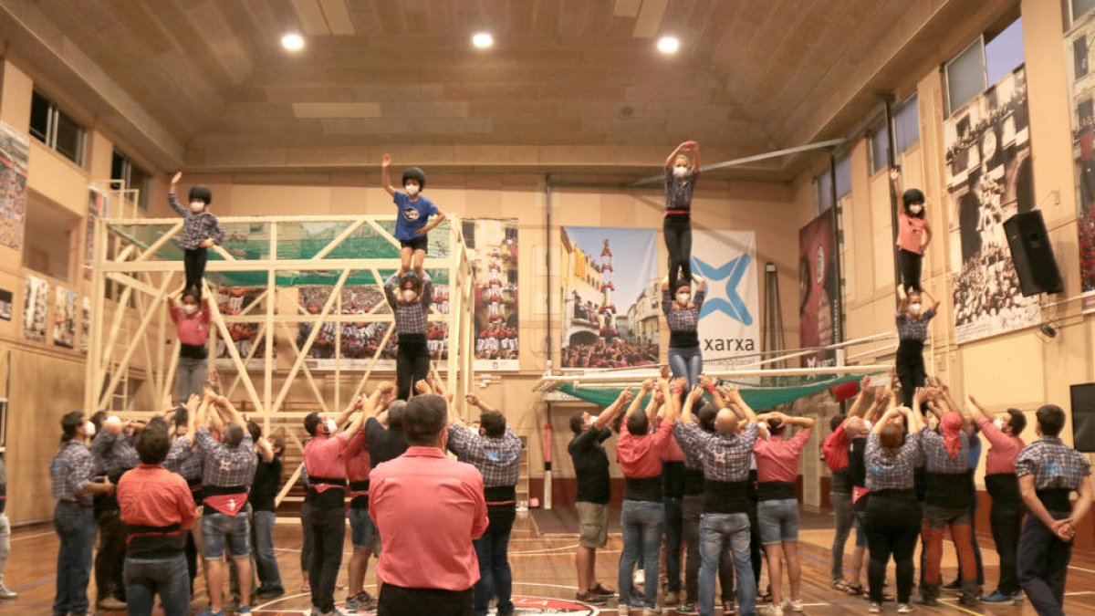 Els castellers de la Colla Vella dels Xiquets de Valls fent quatre pilars en el primer assaig de la prova pilot per reprendre l'activitat castellera.