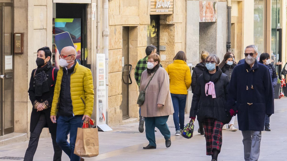 Gent amb mascareta passejant per Tarragona.