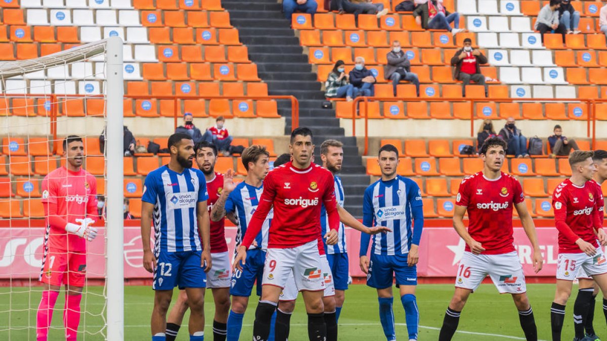 Gerard Oliva espera per intentar desviar un córner a favor de l'Alcoyano aquest diumenge (1-0).