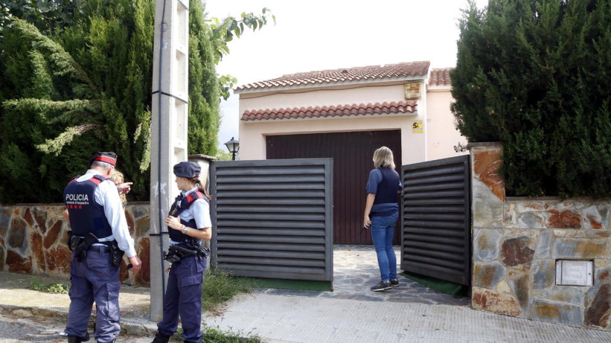 Varios agentes de los Mossos d'Esquadra delante de la casa del Vendrell donde se produjo el homicidio, el 13 de octubre de 2018.