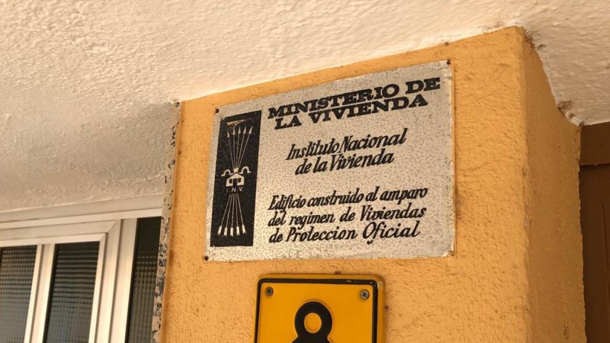 Plano detalle de una de las placas franquistas retiradas en un inmuebles de Sant Carles de la Ràpita.