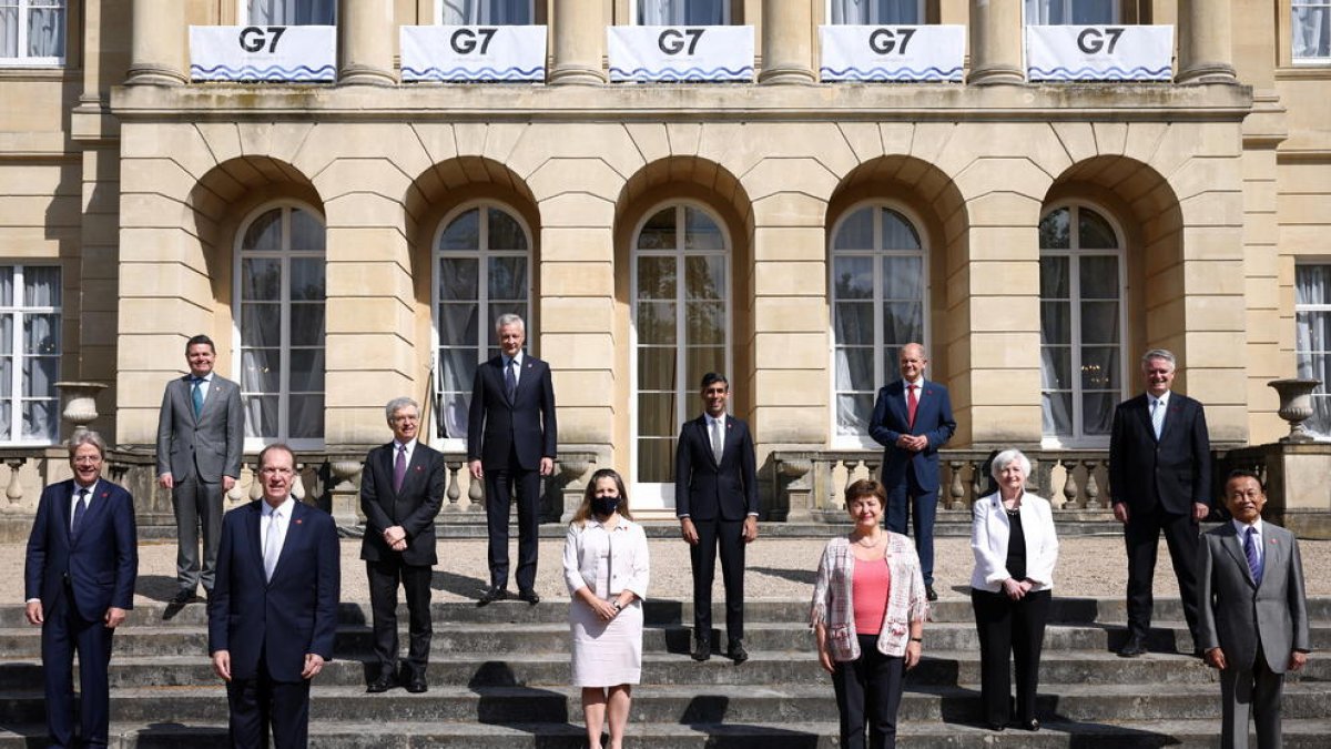 Foto de família de la reunió de responsables de Finances del G-7, a Londres.