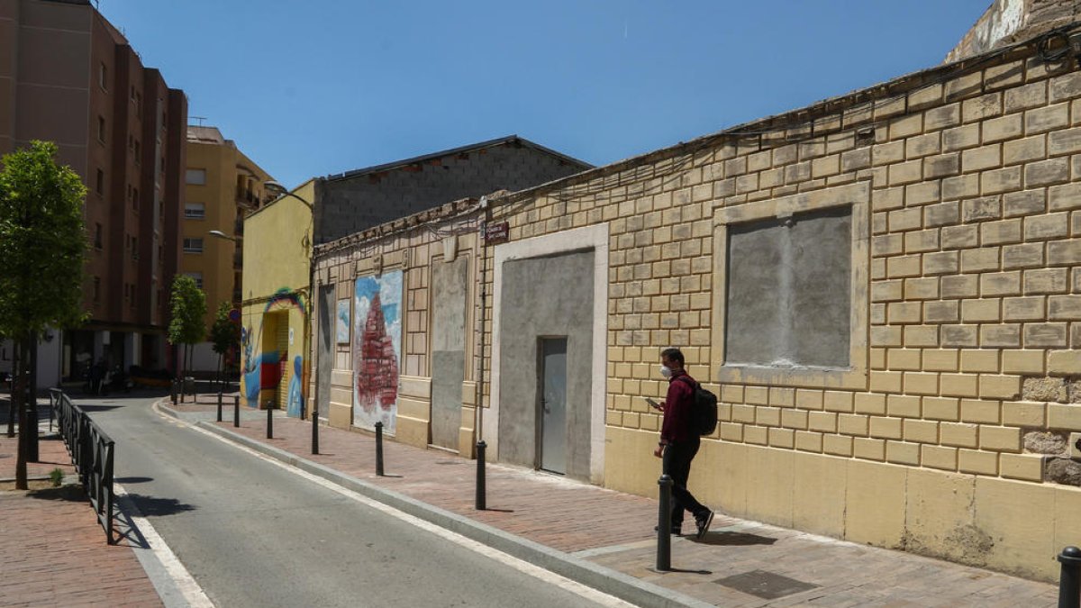 Del edificio demolido en el barrio del Carme, ha quedado la fachada.
