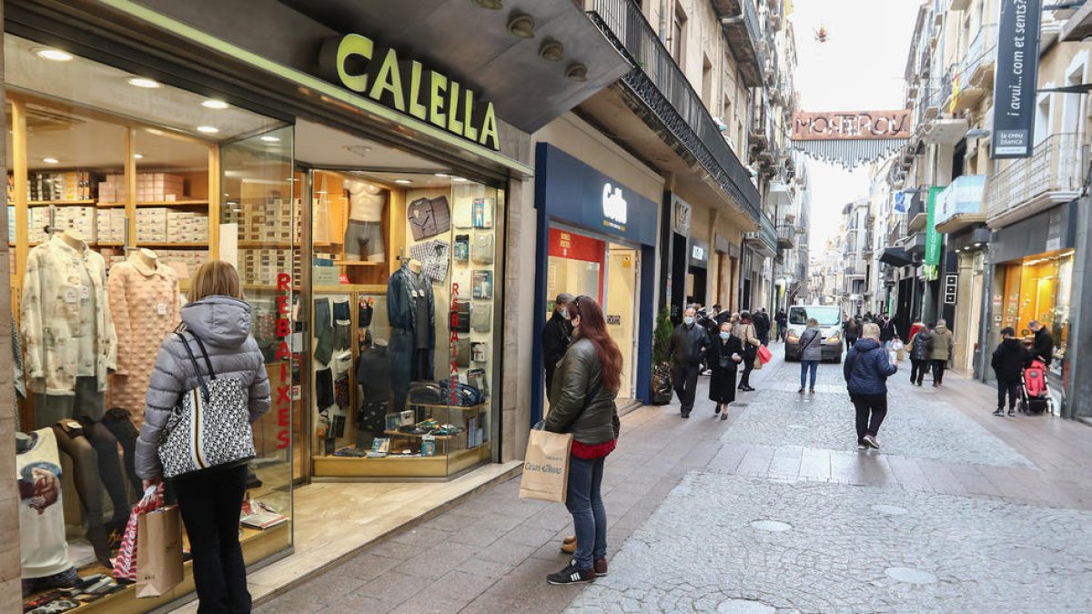 Algunos compradores, ayer al mediodía, en la calle Monterols de Reus.