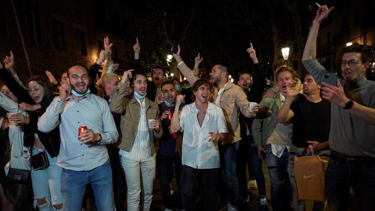 Imagen de archivo de los 'botellones' que están teniendo lugar durante los fines de semana en Barcelona después del fin del estado de alarma.