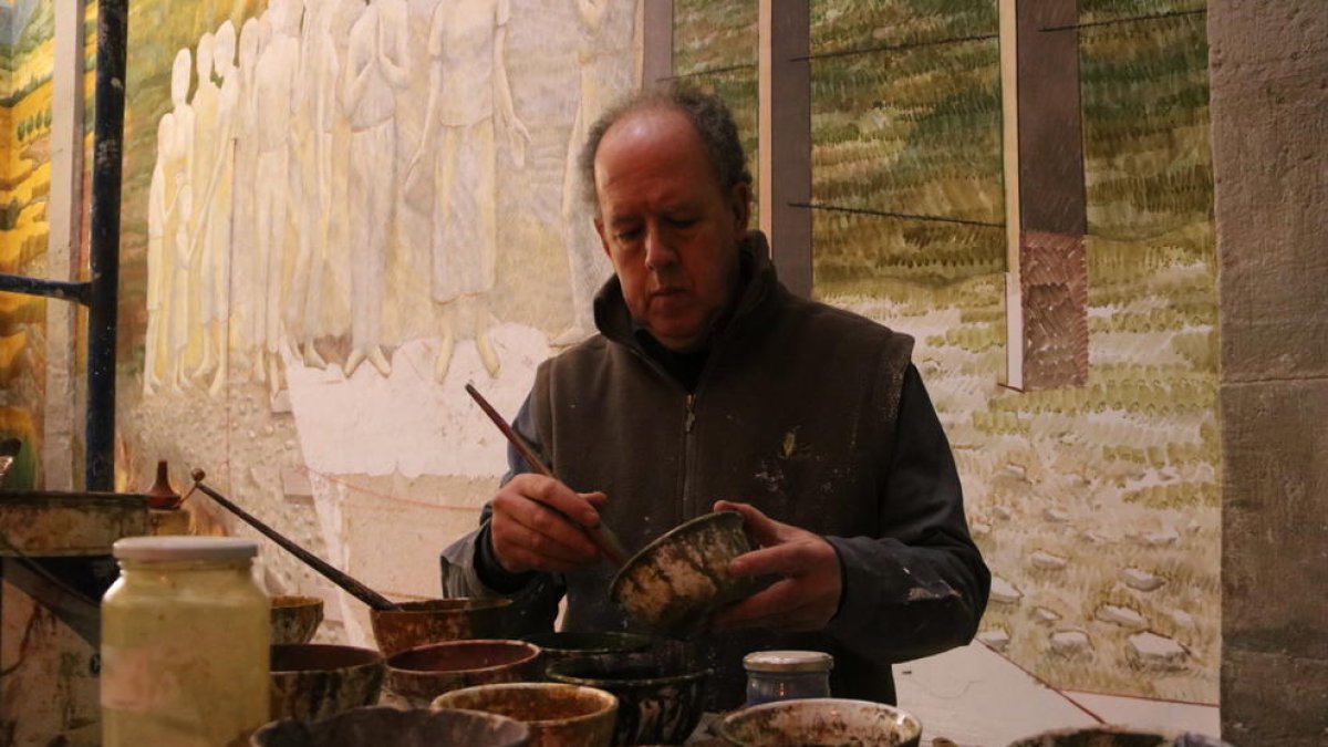 Artista Josep Minguell treballant en una de les pintures murals al fresc pintades a l'església parroquial de Santa Coloma de Queralt.