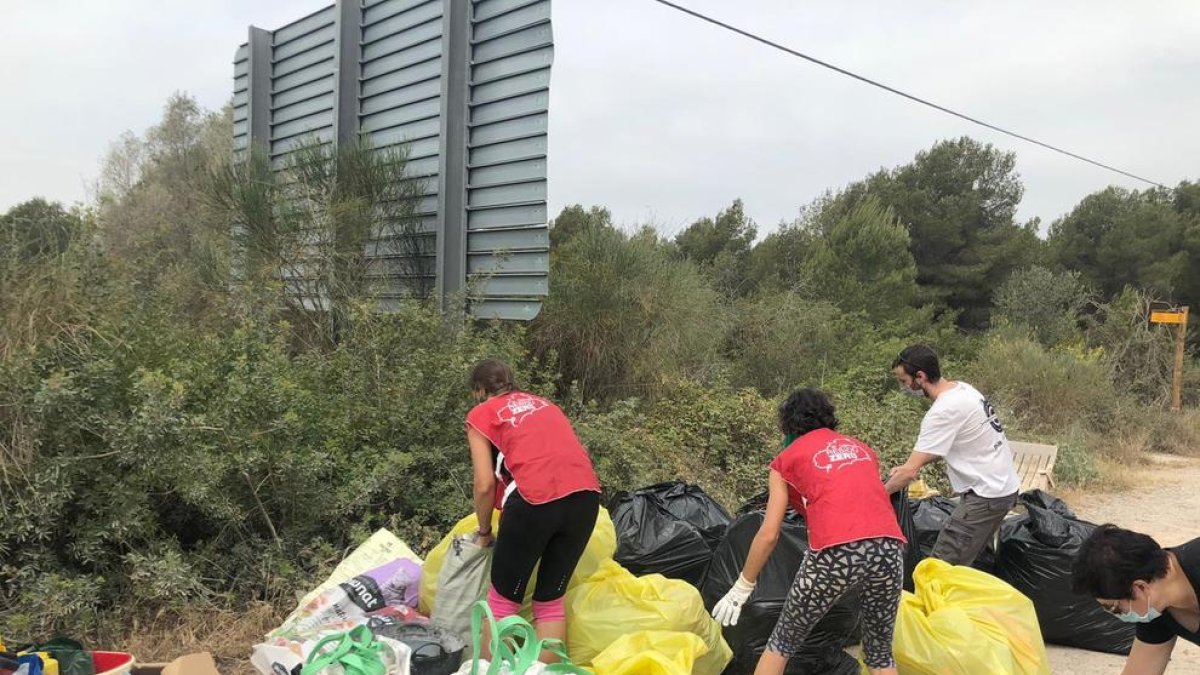 Imatge dels voluntaris acumulant les deixalles retirades.