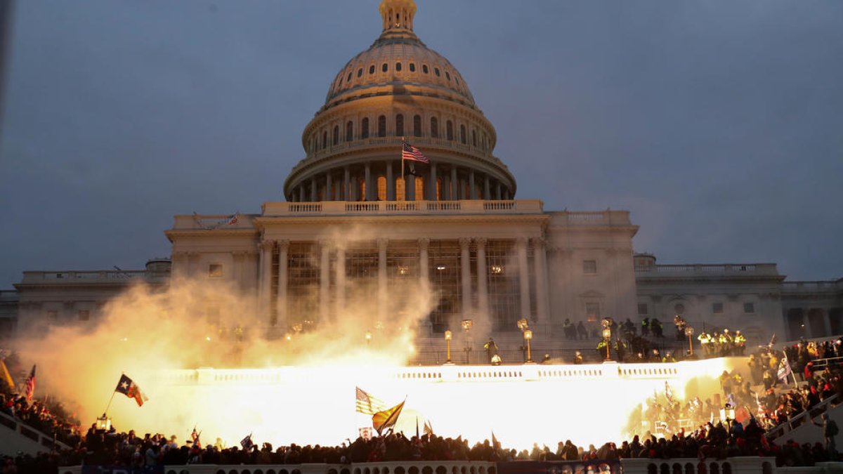 Explosió causada per una munició policial mentre els partidaris del president dels Estats Units, Donald Trump, es reuneixen davant l'edifici del Capitoli.