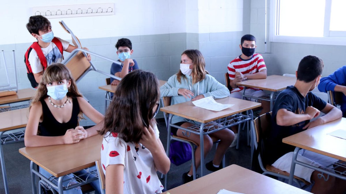 Plano general de alumnos situándose en un aula de ESO del instituto Cristòfol Despuig de Tortosa.