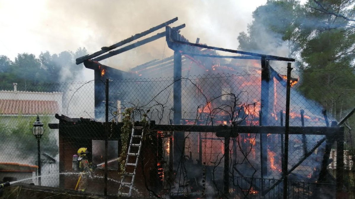 Imagen del incendio en Santa Marina de Pratdip.