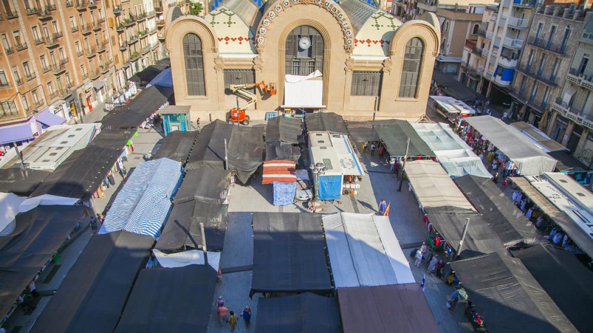 La instal·lació de la pèrgola tindrà en compte les terrasses de bars i les parades del mercadet.