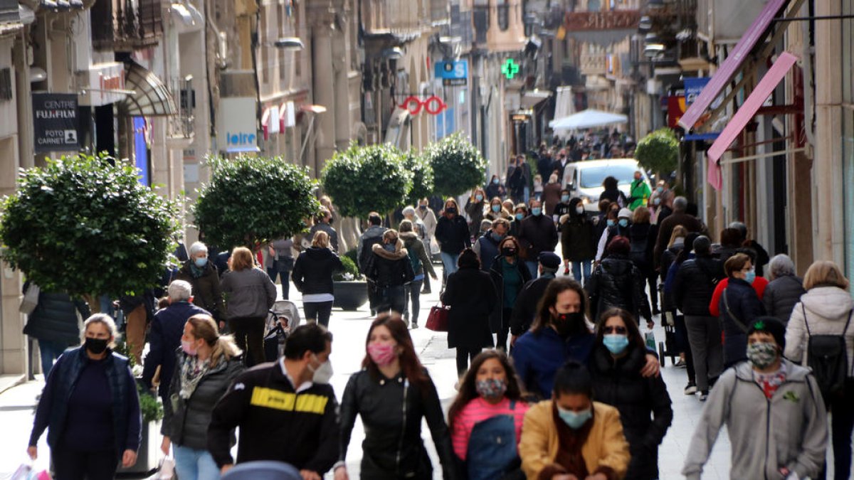 Compradores y peatones en la calle Llovera, uno de los principales ejes comerciales de Reus.